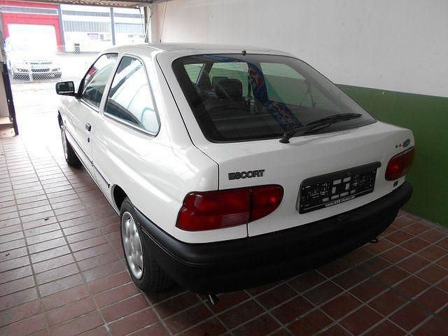 Gebraucht Ford Escort 88 PS (64 kW) 1994 Weiß metallic Limousine