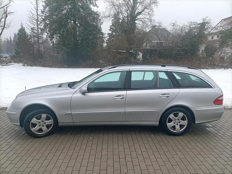 Gebraucht Mercedes E220 150 PS (110 kW) 2003 Silber Kombi