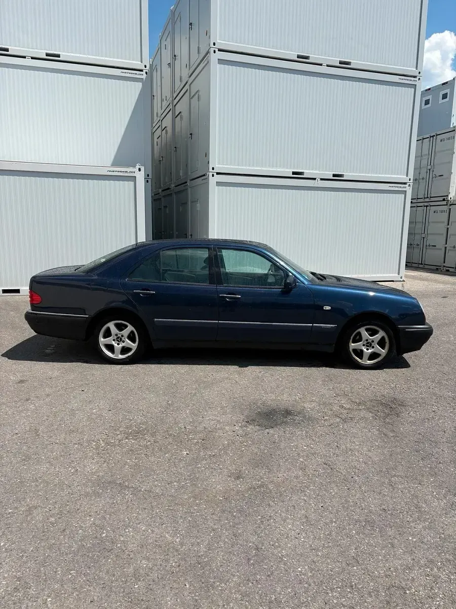Gebraucht Mercedes E240 170 PS (125 kW) 1998 Blau Limousine