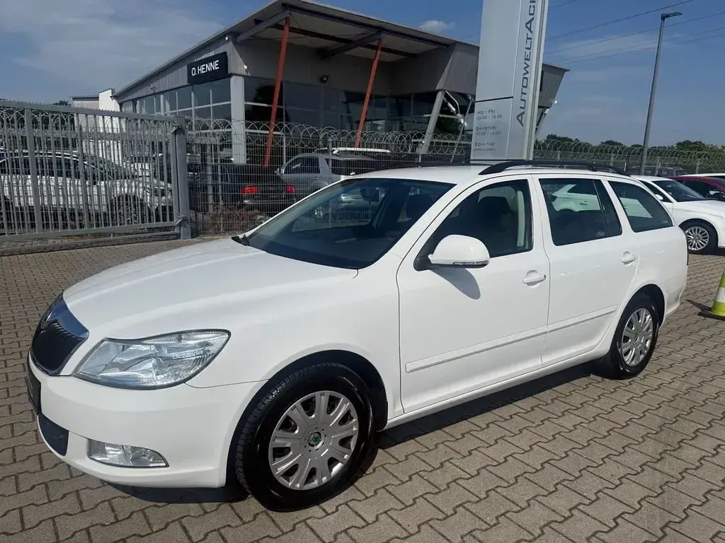 Gebraucht Skoda Octavia Ambition 105 PS (77 kW) 2012 Weiß Kombi