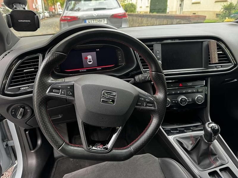 Grau Gebraucht 2021 Seat Leon FR Kleinwagen | 17.950 € (Fairer Preis) - Bild 1/4