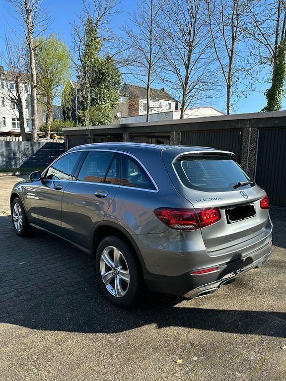 Gebraucht Mercedes GLC300e 194 PS (142 kW) 2021 Grau SUV