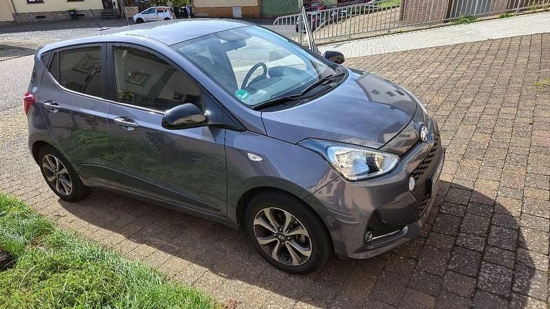 Grau Gebraucht 2019 Hyundai i10 Passion Plus Kleinwagen | 12.900 € (Guter Preis) - Bild 1/2