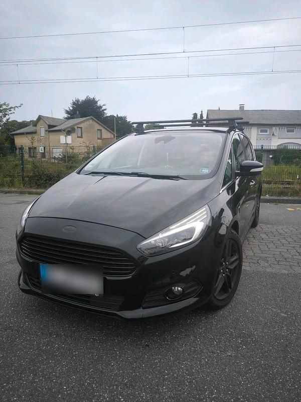 Schwarz Gebraucht 2017 Ford S-MAX Titanium Van / Kleinbus | 17.500 € (Teuer) - Bild 1/4