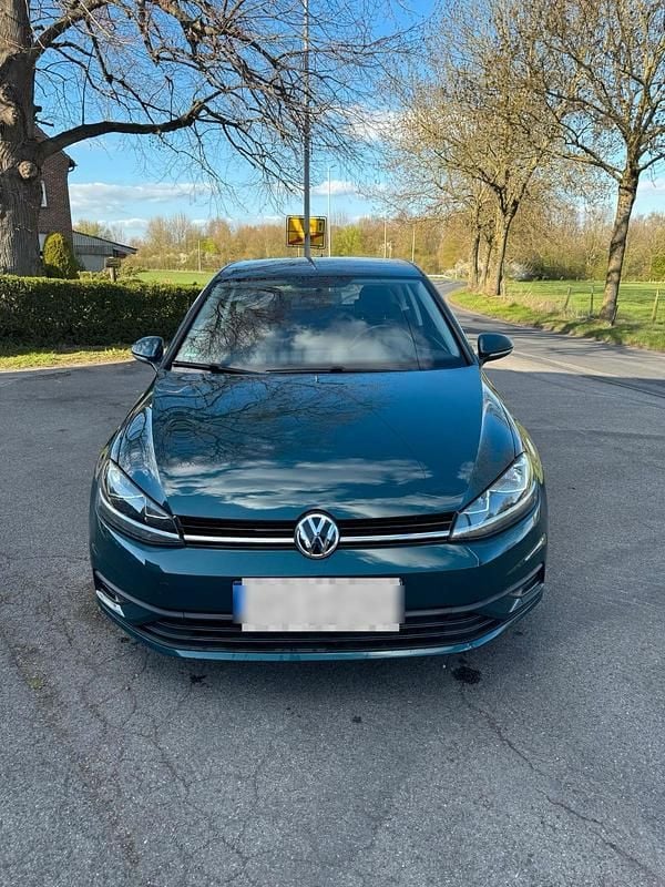 Grün Gebraucht 2018 VW Golf VII Kleinwagen | 10.500 € (Superpreis) - Bild 1/4