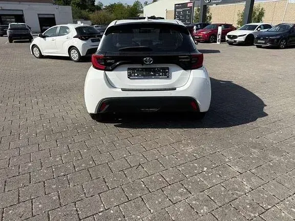 Gebraucht Toyota Yaris Basis 116 PS (85 kW) 2023 Schneeweiß Kleinwagen