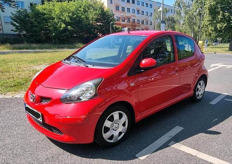 Gebraucht Toyota Aygo 68 PS (50 kW) 2009 Rot Kleinwagen