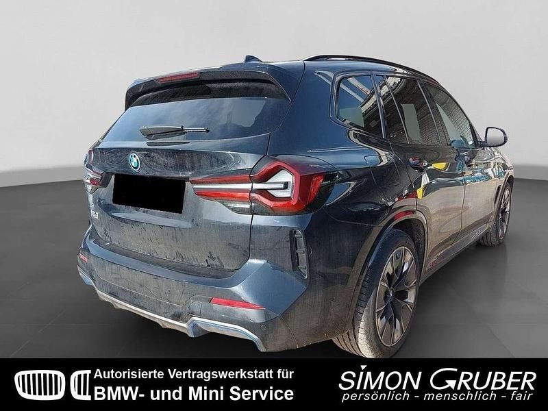 Gebraucht BMW iX3 Impressive 210 kW (286 PS) 2024 Carbonschwarz SUV