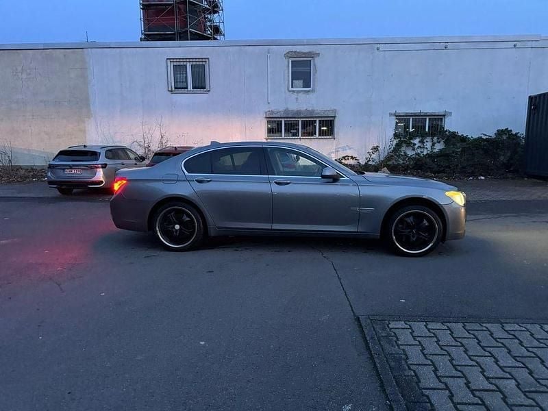 Grau Gebraucht 2009 BMW 730 Performance Limousine | 10.500 € (Guter Preis) - Bild 1/4