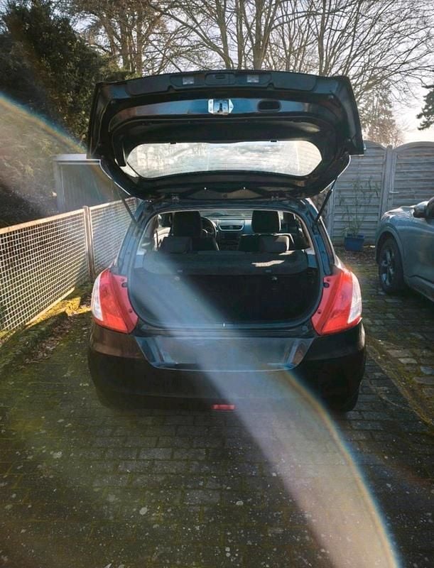 Second-hand Suzuki Swift 96 CP (70 kW) 2012 Negru Hatchback