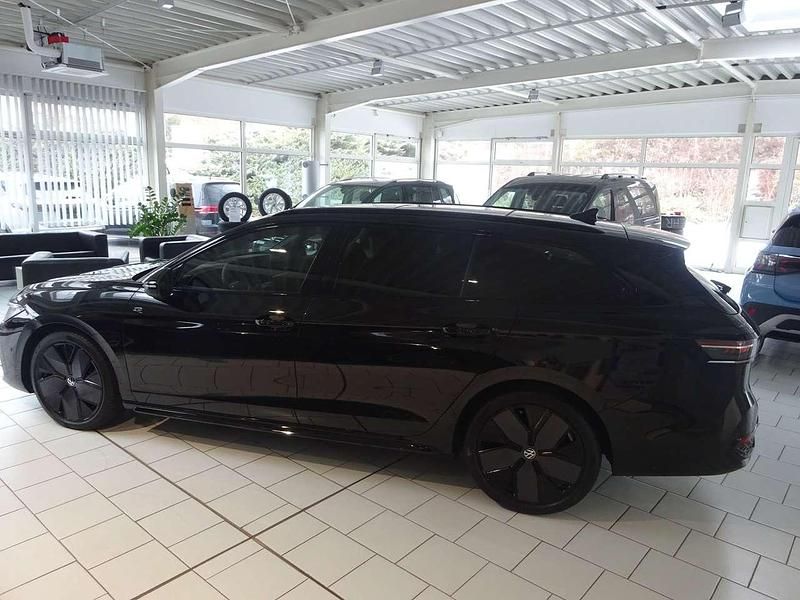 Neu VW Passat R-line 193 PS (141 kW) 2025 Grenadillschwarzmetallic Kombi