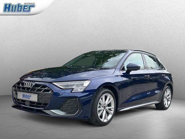 Blau (navarrablau metallic) Neu 2025 Audi A3 Sportback Business Plus Kleinwagen | 34.097 € - Bild 1/4
