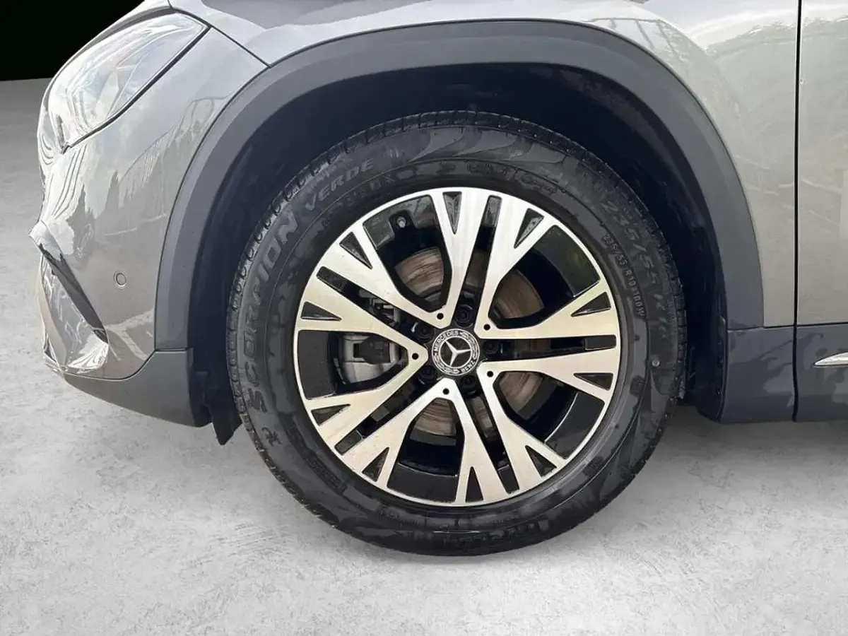 Gebraucht Mercedes GLA200 Progressive 163 PS (119 kW) 2026 Grau SUV