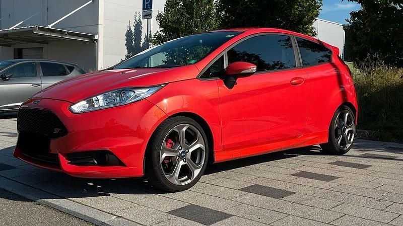 Rot Gebraucht 2014 Ford Fiesta ST Kleinwagen | 9.450 € (Fairer Preis) - Bild 1/4