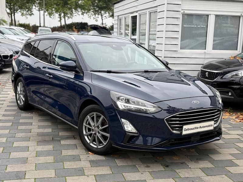 Blau Gebraucht 2021 Ford Focus Titanium Limousine | 14.499 € (Fairer Preis) - Bild 1/4