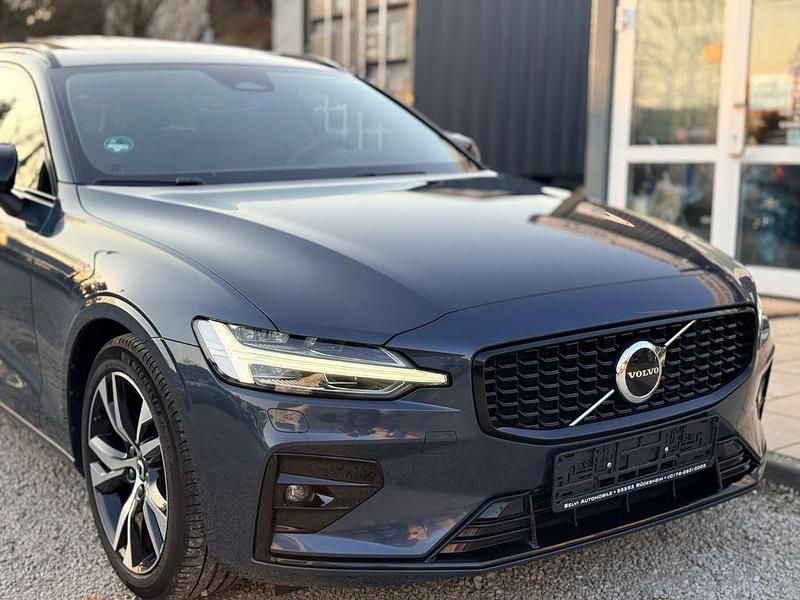 Gebraucht Volvo V60 Plus 197 PS (144 kW) 2024 Denim blue Kombi