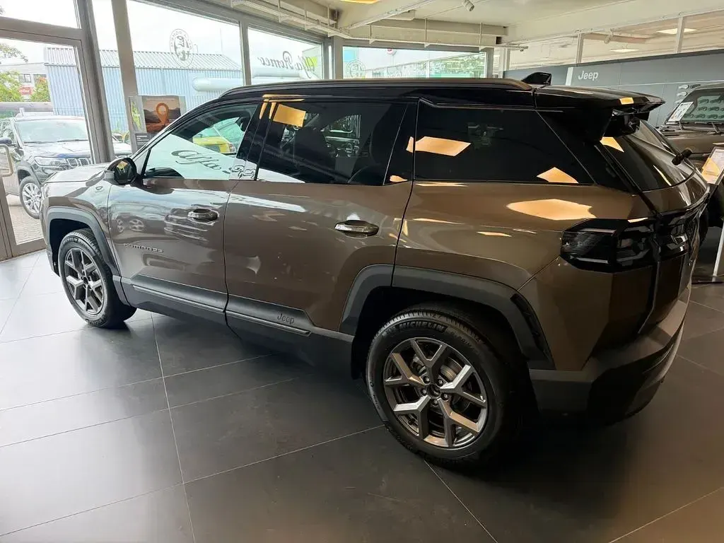 Neu Jeep Compass 145 PS (106 kW) 2026 Braun SUV