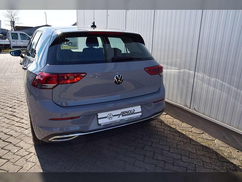 Gebraucht VW Golf VIII Style 131 PS (96 kW) 2022 Mondsteingrau Limousine