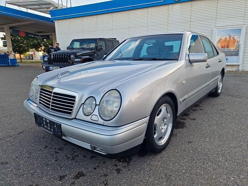 Grau Gebraucht 1996 Mercedes E420 Avantgarde Limousine | 4.490 € - Bild 1/4