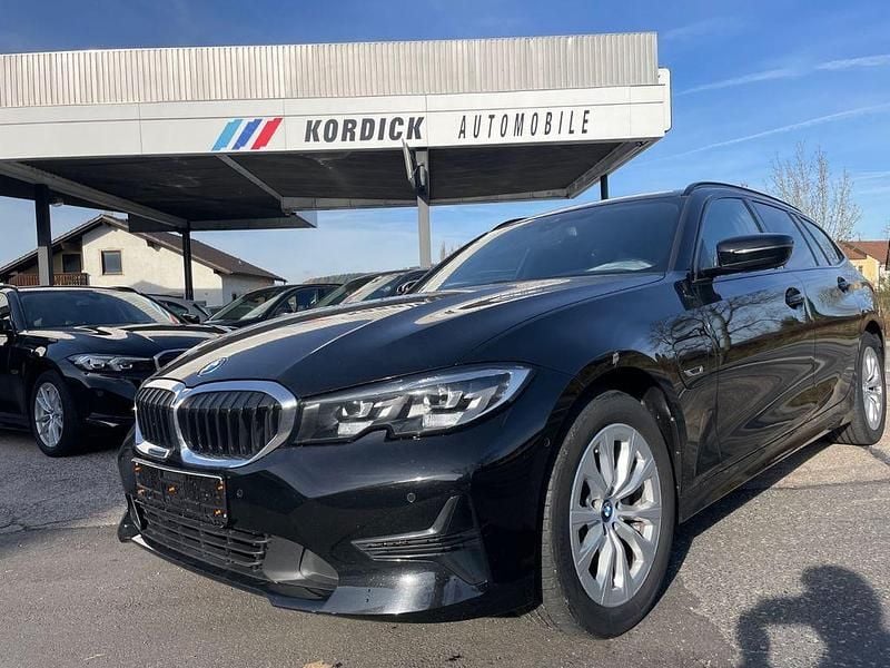 Schwarz ii uni (668) Gebraucht 2022 BMW 320 Shadowline Kombi | 24.900 € (Superpreis) - Bild 1/4