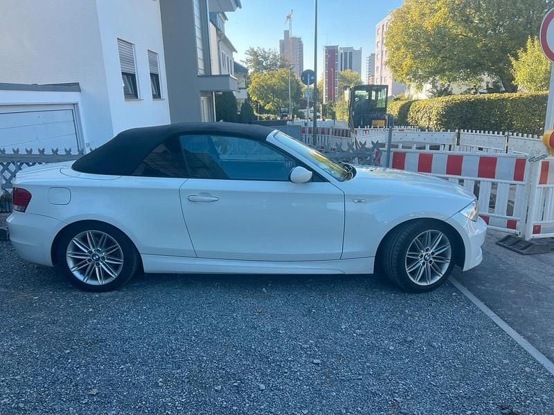 Weiß Gebraucht 2009 BMW 118 Cabriolet M Sport Cabrio | 9.800 € (Teuer) - Bild 1/4