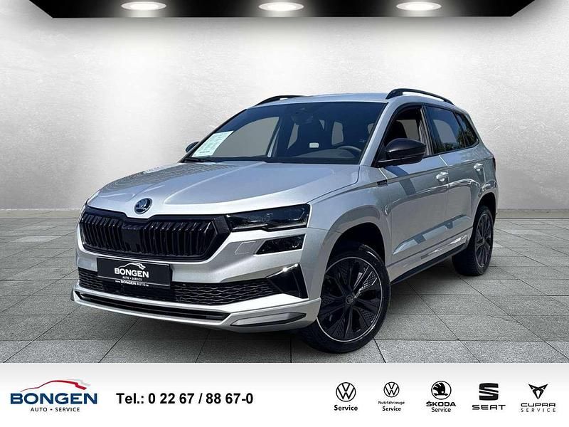 Silber Neu 2025 Skoda Karoq SportLine SUV | 37.990 € (Fairer Preis) - Bild 1/4