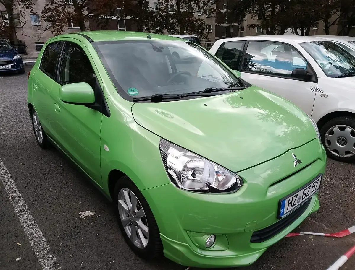 Gebraucht Mitsubishi Space Star Top 80 PS (58 kW) 2013 Grün Van / Kleinbus