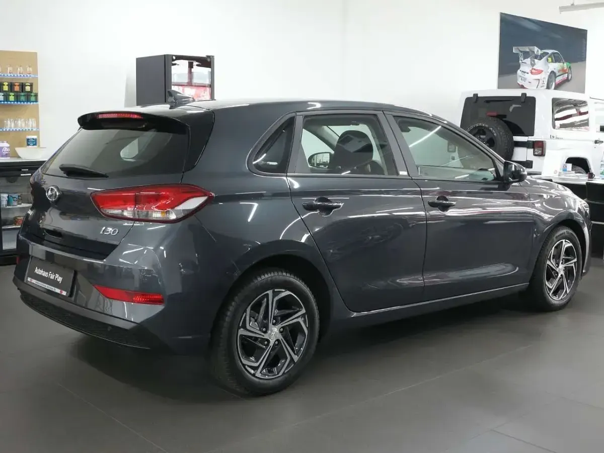 Gebraucht Hyundai i30 Select 120 PS (88 kW) 2020 Dark knight / mic Limousine