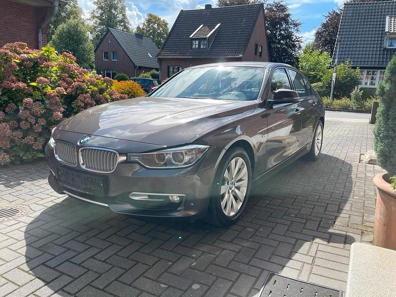Braun Gebraucht 2014 BMW 320 Limousine | 10.950 € (Guter Preis) - Bild 1/4