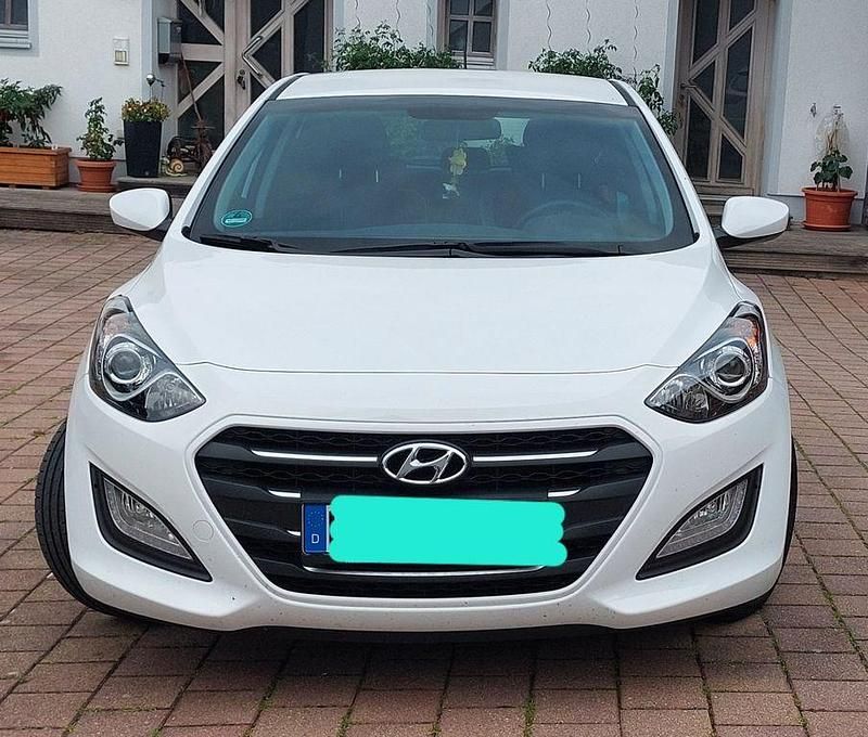 Weiß Gebraucht 2016 Hyundai i30 Classic Limousine | 8.900 € (Guter Preis) - Bild 1/4
