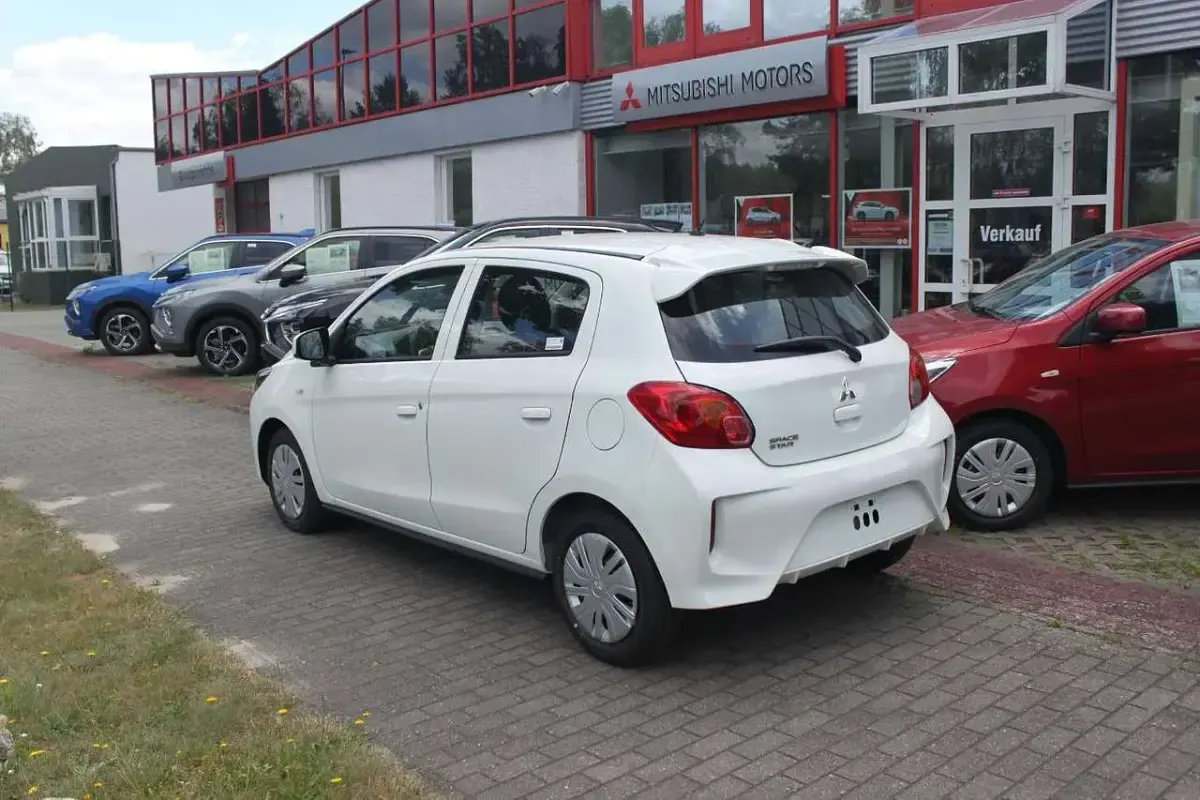Gebraucht Mitsubishi Space Star Basis 71 PS (52 kW) 2024 Islandweiß Kleinwagen