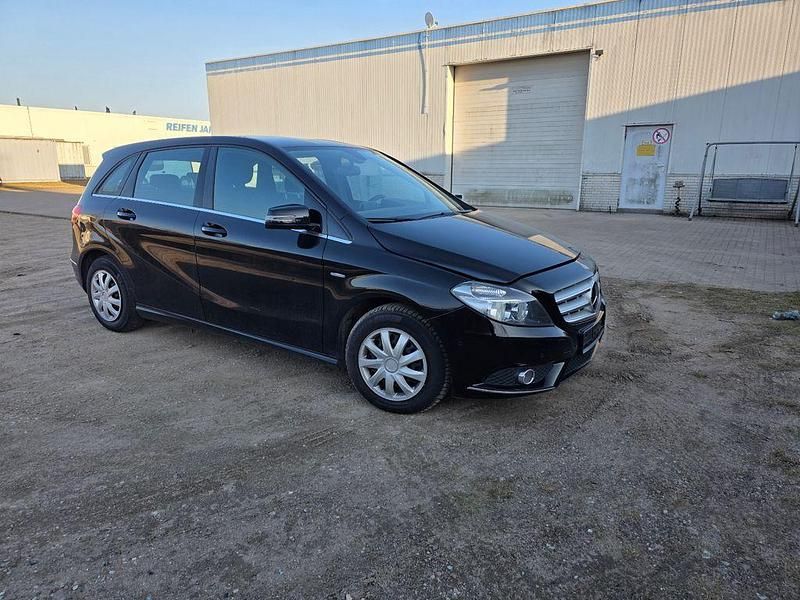Gebraucht Mercedes B180 109 PS (80 kW) 2012 Schwarz Van / Kleinbus