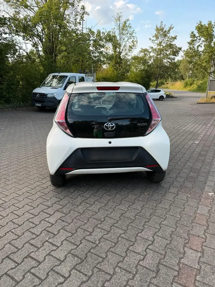 Gebraucht Toyota Aygo 69 PS (50 kW) 2017 Weiß Kleinwagen