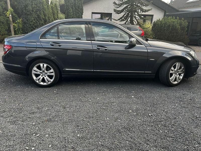 Grau Gebraucht 2010 Mercedes C180 Limousine | 15.000 € - Bild 1/4