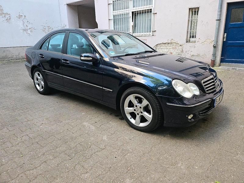 Blau Gebraucht 2004 Mercedes C200 Limousine | 3.150 € (Fairer Preis) - Bild 1/4