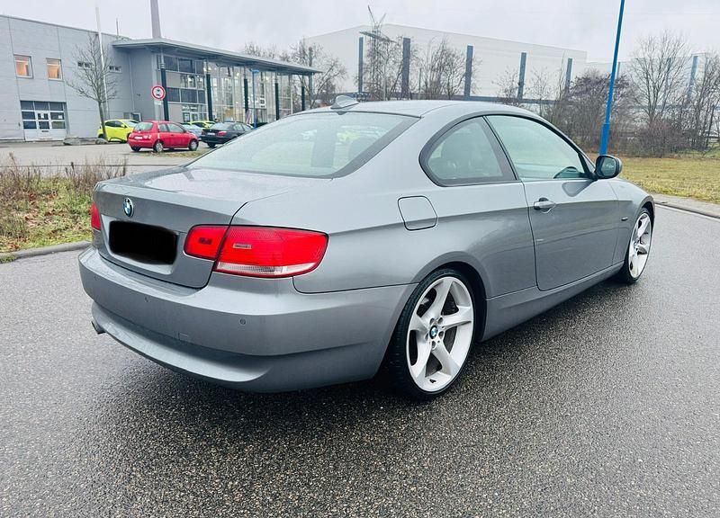Gebraucht BMW 320 M Sport 177 PS (130 kW) 2010 Grau Coupé