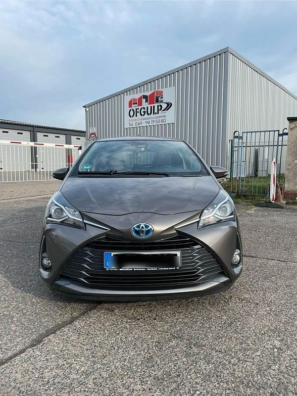 Grau Gebraucht 2020 Toyota Yaris Hybrid Style Kleinwagen | 14.100 € (Fairer Preis) - Bild 1/4