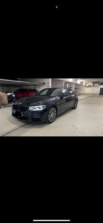 Schwarz Gebraucht 2019 BMW 520 Sport Line Limousine | 32.100 € - Bild 1/4