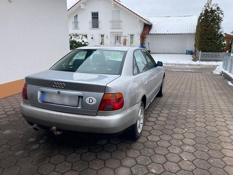 Używany Audi A4 125 KM (91 kW) 1995 Srebrny Sedan/Limuzyna