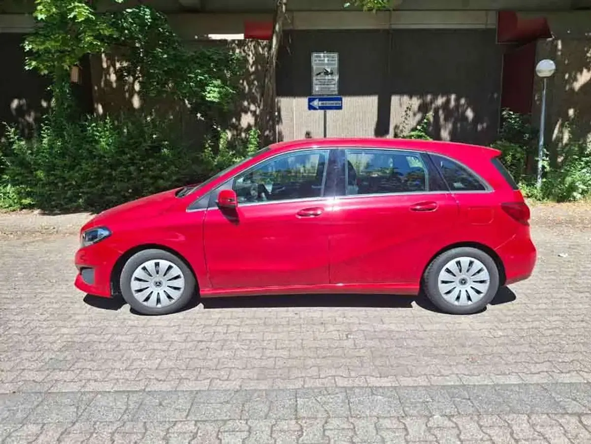 Gebraucht Mercedes B180 122 PS (89 kW) 2018 Rot Kleinwagen