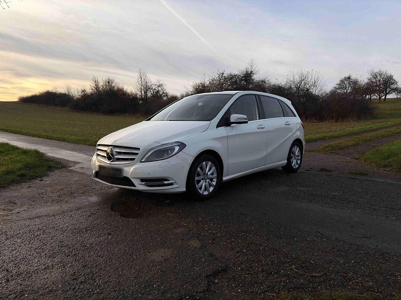 Gebraucht Mercedes B180 122 PS (89 kW) 2014 Weiß Van / Kleinbus
