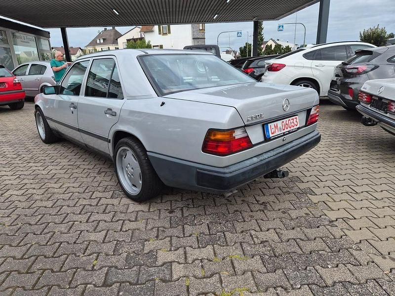 Gebraucht Mercedes E260 160 PS (117 kW) 1989 Silber Limousine