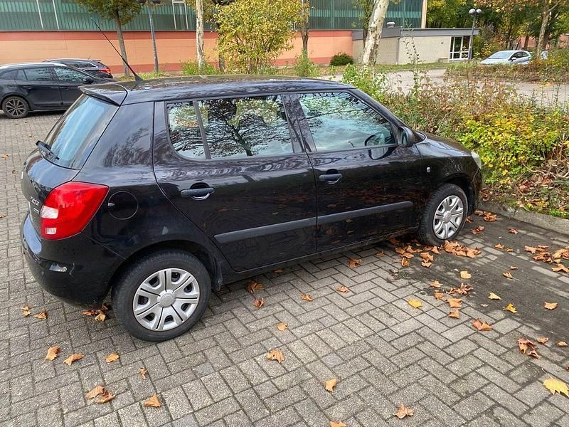 Schwarz Gebraucht 2012 Skoda Fabia Active Limousine | 2.450 € (Guter Preis) - Bild 1/4