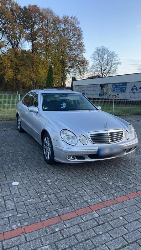 Grau Gebraucht 2004 Mercedes E200 Limousine | 1.700 € - Bild 1/4