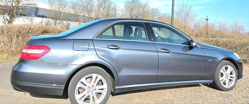 Gebraucht Mercedes E200 136 PS (100 kW) 2011 Grau Limousine