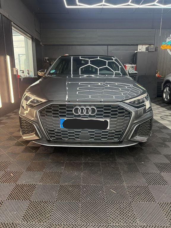 Grau Gebraucht 2020 Audi A3 Sportback S-Line Kleinwagen | 24.590 € (Fairer Preis) - Bild 1/4