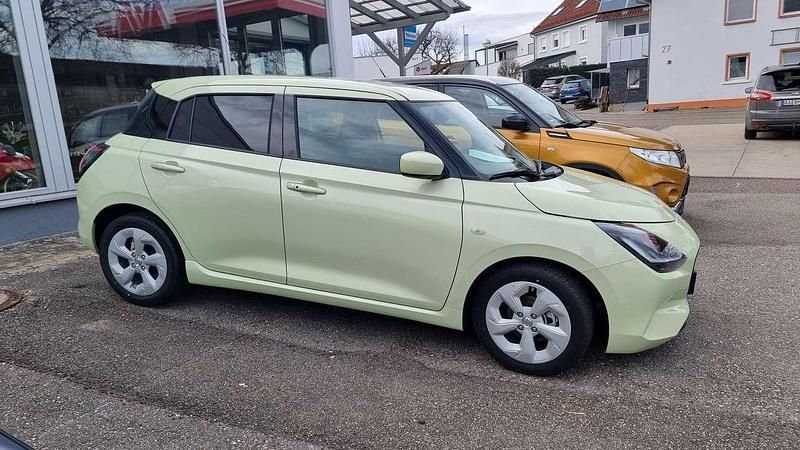 Neu Suzuki Swift Comfort 83 PS (61 kW) 2025 Cool yellow metallic Kleinwagen
