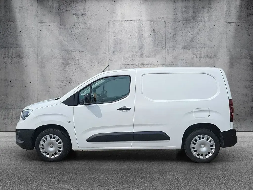 Używany Opel Combo Edition 131 KM (96 kW) 2022 Biały Minivan