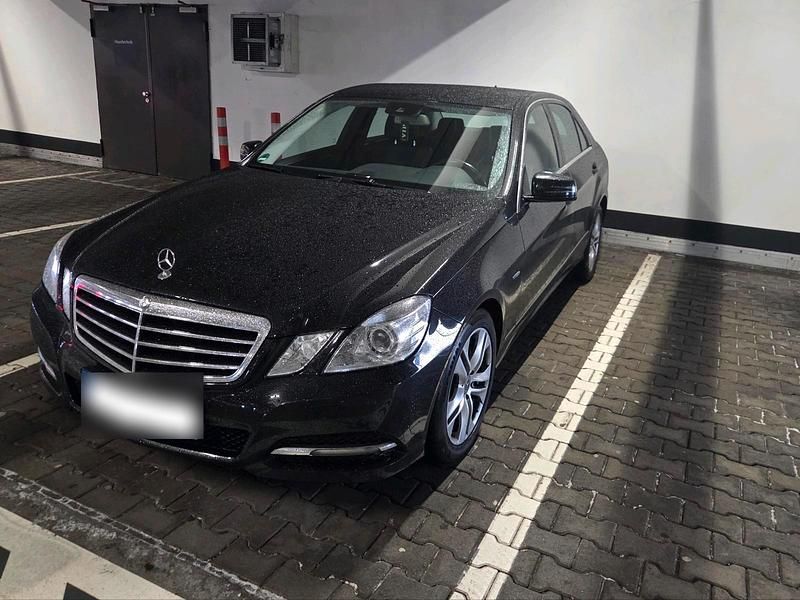 Gebraucht Mercedes E220 170 PS (125 kW) 2011 Schwarz Limousine