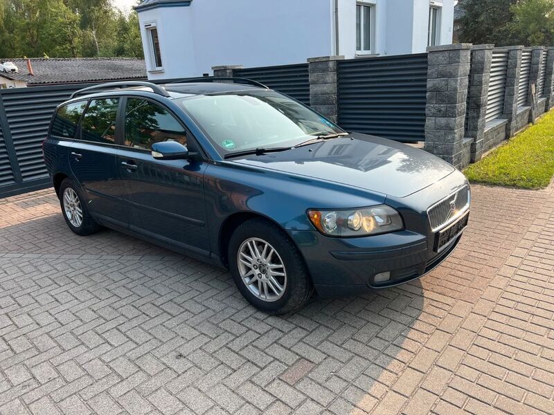 Blau Gebraucht 2006 Volvo V50 Momentum Kombi | 3.850 € (Fairer Preis) - Bild 1/4
